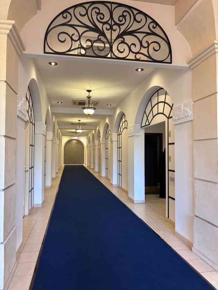 ロビーの様子。青いカーペットと白い壁のコントラストが綺麗。