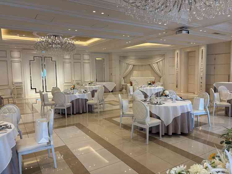 披露宴会場の一つです。会場の後方にソファが設置されていて、写真撮影に自由に使えるところが素敵でした。