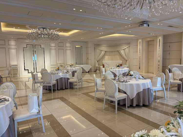 披露宴会場の一つです。会場の後方にソファが設置されていて、写真撮影に自由に使えるところが素敵でした。