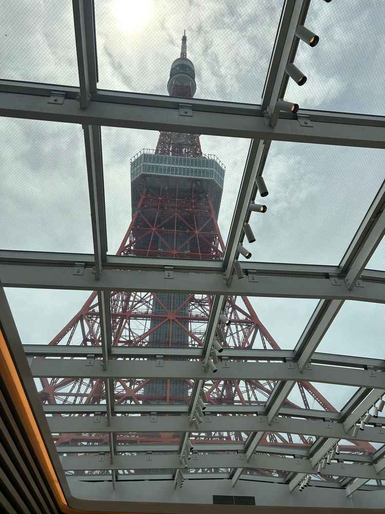 挙式場から見える東京タワー。この日は曇っていましたが、とても綺麗に見えました。