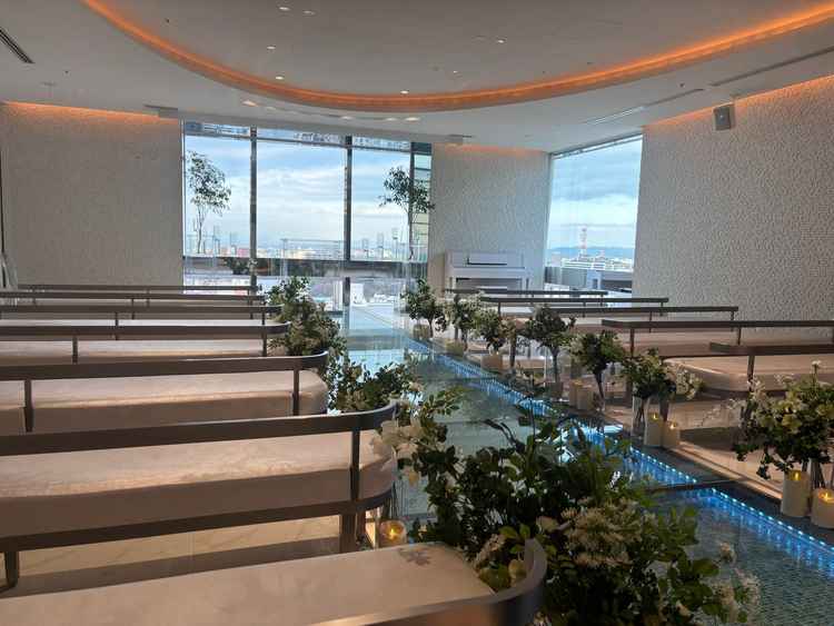 水色のバージンロードが印象的です。