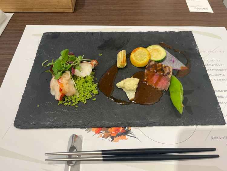 フレンチの華やかな見た目ですが、ソースが和風で、普段食べ慣れた味だったのでとても食べやすかったです。