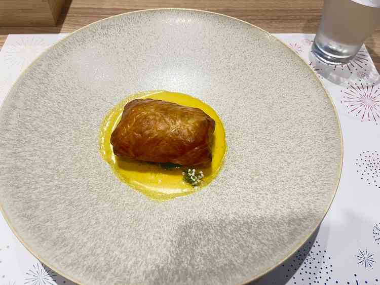 魚をパイ生地のようなもので包んでいます。魚のお料理であんなに美味しいものは初めてでした。