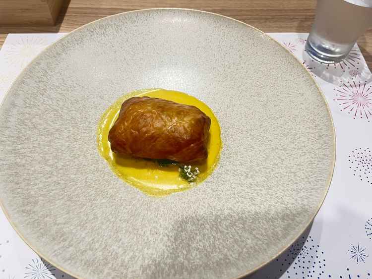 魚をパイ生地のようなもので包んでいます。魚のお料理であんなに美味しいものは初めてでした。