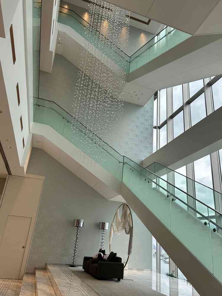 吹き抜けを活かした大階段。空をバックにウエディングドレス姿での写真撮影ができるそうです。