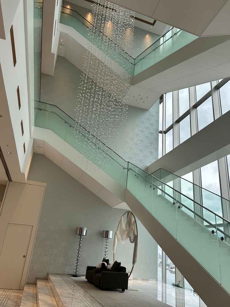 吹き抜けを活かした大階段。空をバックにウエディングドレス姿での写真撮影ができるそうです。