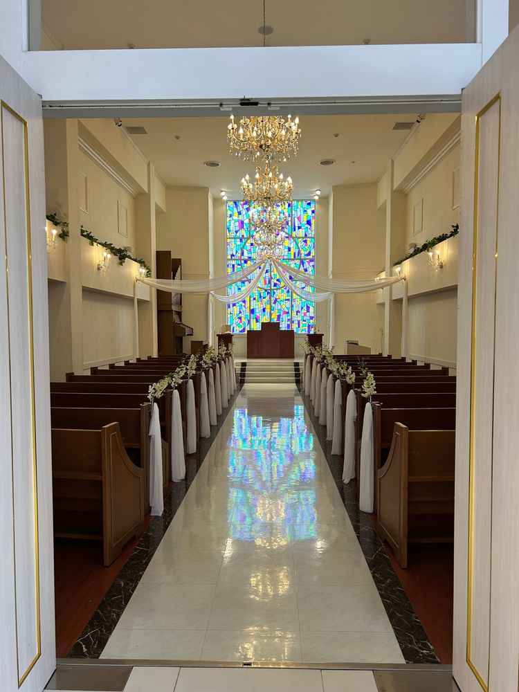 カラフルなスタンドガラスのあるチャペルでした。