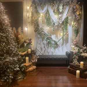 披露宴会場前のフォトスポット。季節に合わせた飾りが用意されている。ウェルカムスペースが華やかな印象。