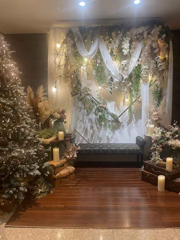 披露宴会場前のフォトスポット。季節に合わせた飾りが用意されている。ウェルカムスペースが華やかな印象。