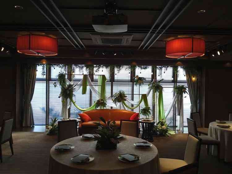 数種類ある会場のうちの1つです。規模感は20人くらいのゲストでも寂しくならない、広すぎない会場です。