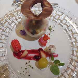 デザートの写真。暖かいチョコレートをかけて蓋を溶かす演出がよかった。