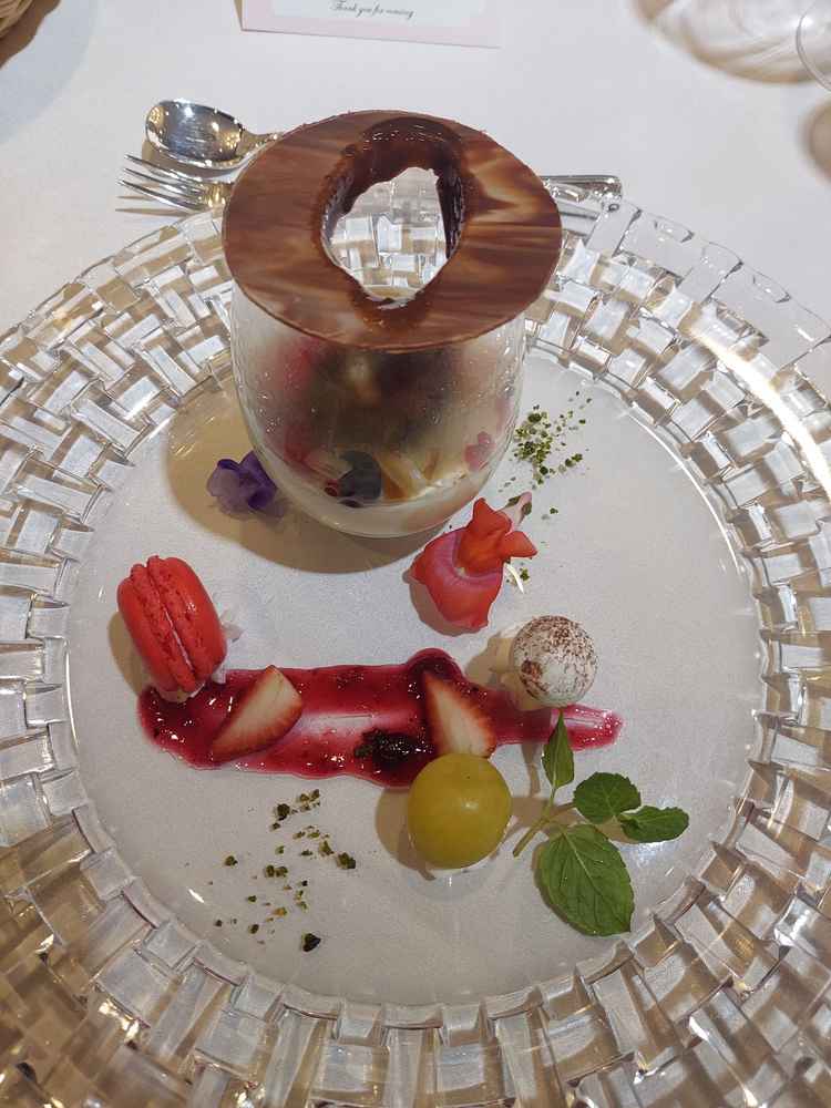 デザートの写真。暖かいチョコレートをかけて蓋を溶かす演出がよかった。