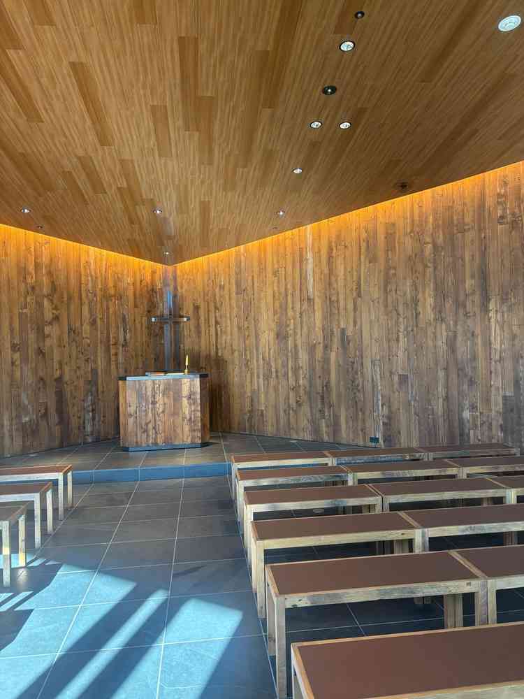 午後の時間、日が差して温かさを感じられるチャペル内部です。