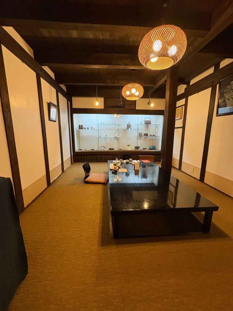 両家の待合室。もともとは蔵だった場所を改良して、掘りごたつ席にしている。