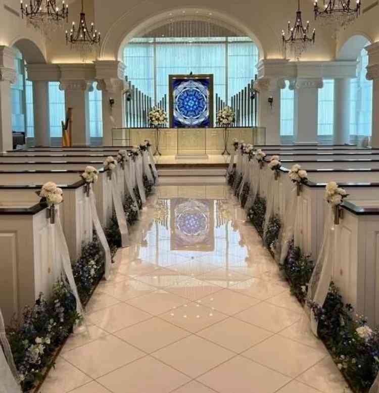 チャペルの正面から見た写真です。ステンドグラスがとても綺麗で写真映え間違いなし！