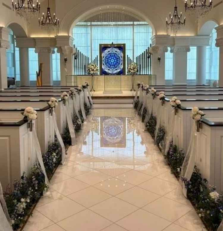 チャペルの正面から見た写真です。ステンドグラスがとても綺麗で写真映え間違いなし！