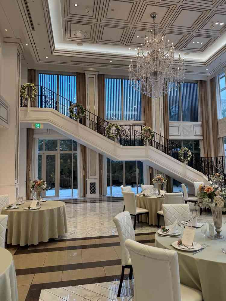 降りるのがワクワクするような素敵な階段でした。