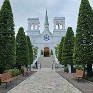 エントランスからの景色。スタッフの方が「お城」と呼んでいた、チャペルの建物。