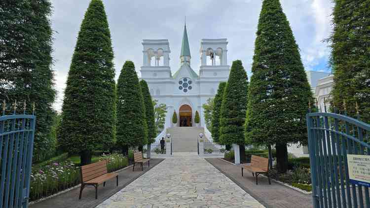 エントランスからの景色。スタッフの方が「お城」と呼んでいた、チャペルの建物。