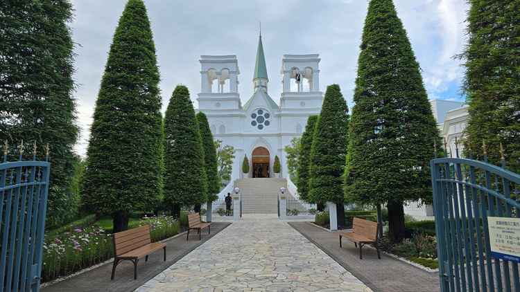 エントランスからの景色。スタッフの方が「お城」と呼んでいた、チャペルの建物。