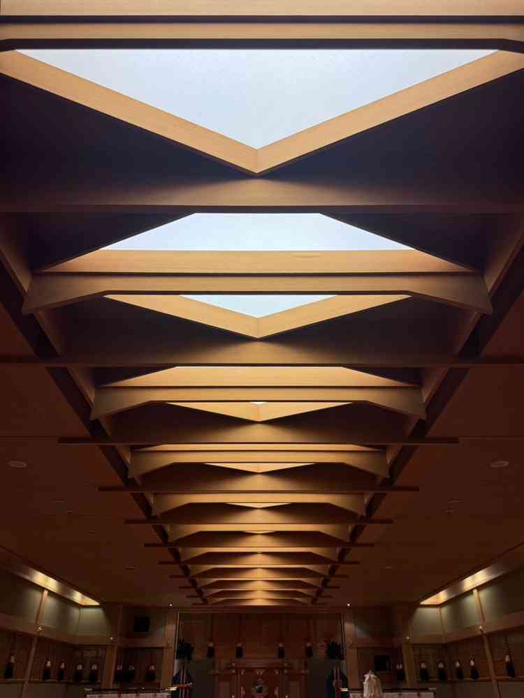 同じく神前式の式場の様子。天井の細工は、一本の光がまっすぐ通っているように魅せるための演出とのこと。