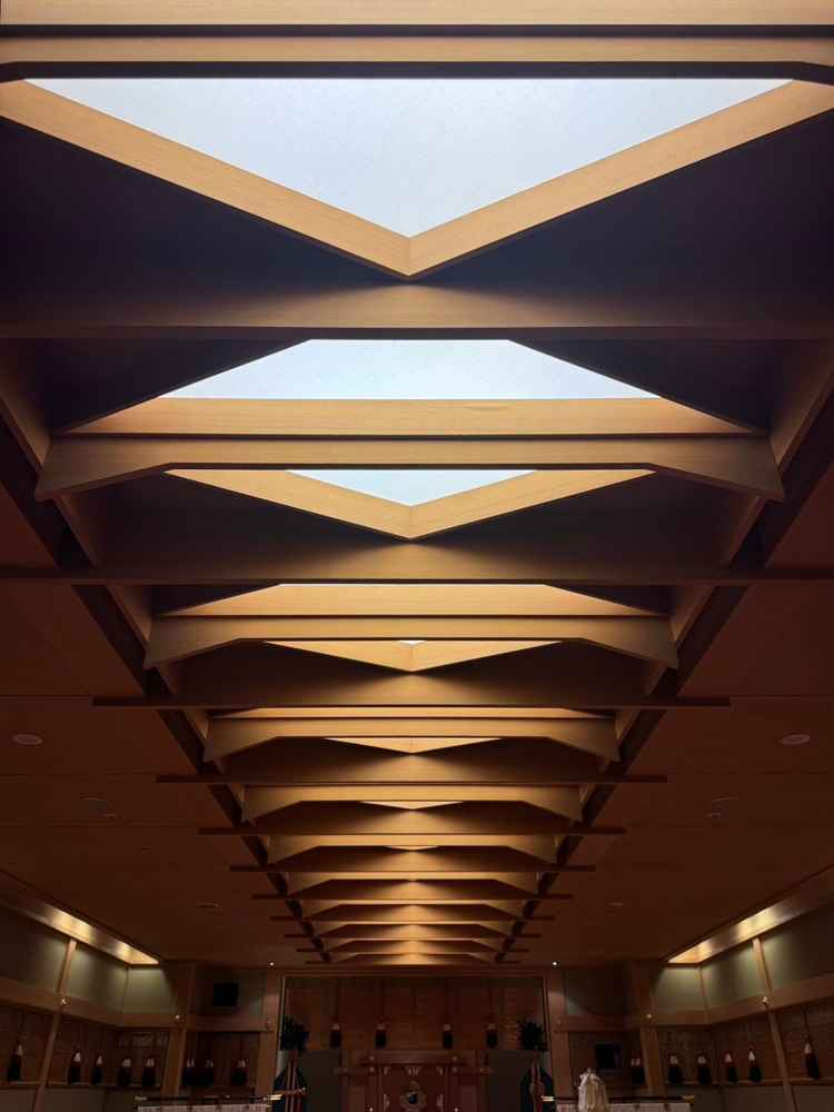 同じく神前式の式場の様子。天井の細工は、一本の光がまっすぐ通っているように魅せるための演出とのこと。