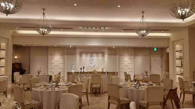 柔らかな雰囲気がすごくおしゃれで、披露宴会場はアットホームな印象でした。