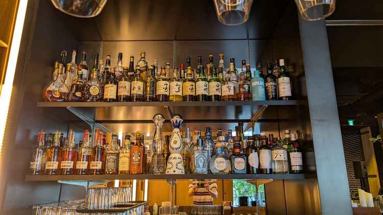 バーのお酒の種類がとても豊富で、お酒好きのゲストにも楽しんでもらえそうだと感じました。