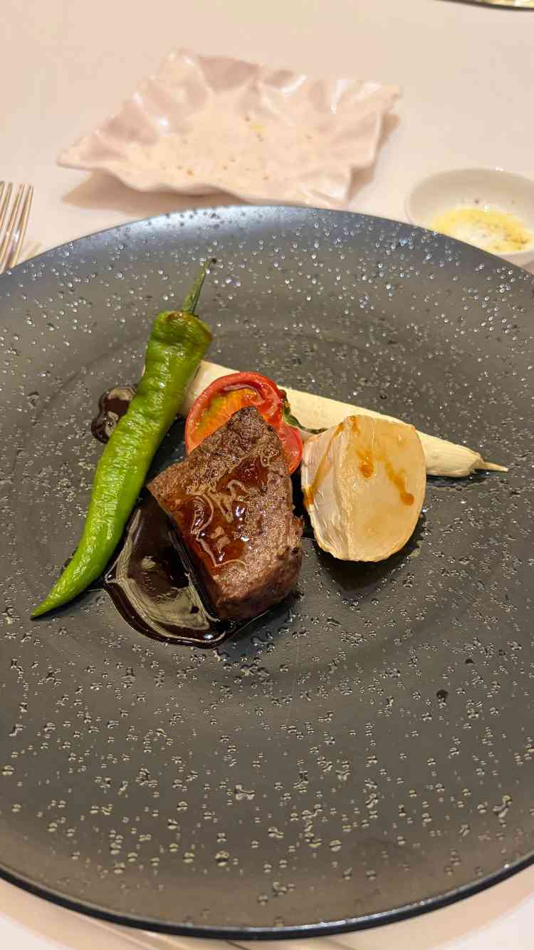 お料理は牛フィレのステーキとオマール海老・パンを頂きました。柔らかくとても美味しかったです。