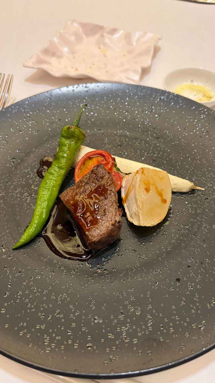 お料理は牛フィレのステーキとオマール海老・パンを頂きました。柔らかくとても美味しかったです。