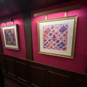 待合室2階廊下。エルメスのスカーフが飾ってありレトロ可愛く、写真をそこで撮ることも可能だそうです。