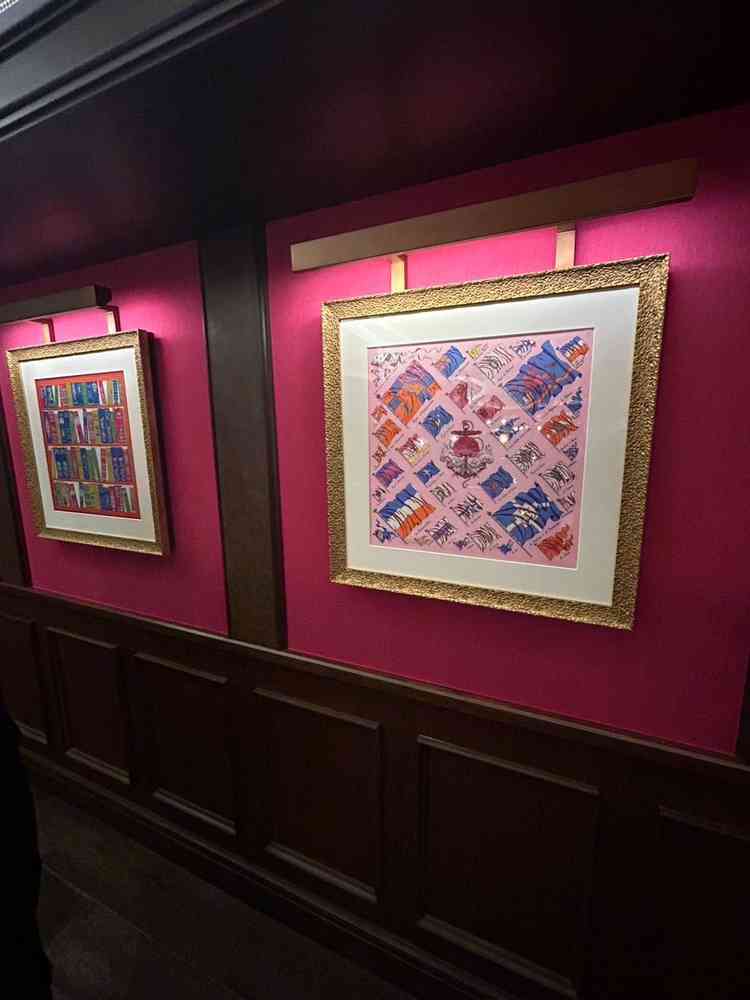 待合室2階廊下。エルメスのスカーフが飾ってありレトロ可愛く、写真をそこで撮ることも可能だそうです。