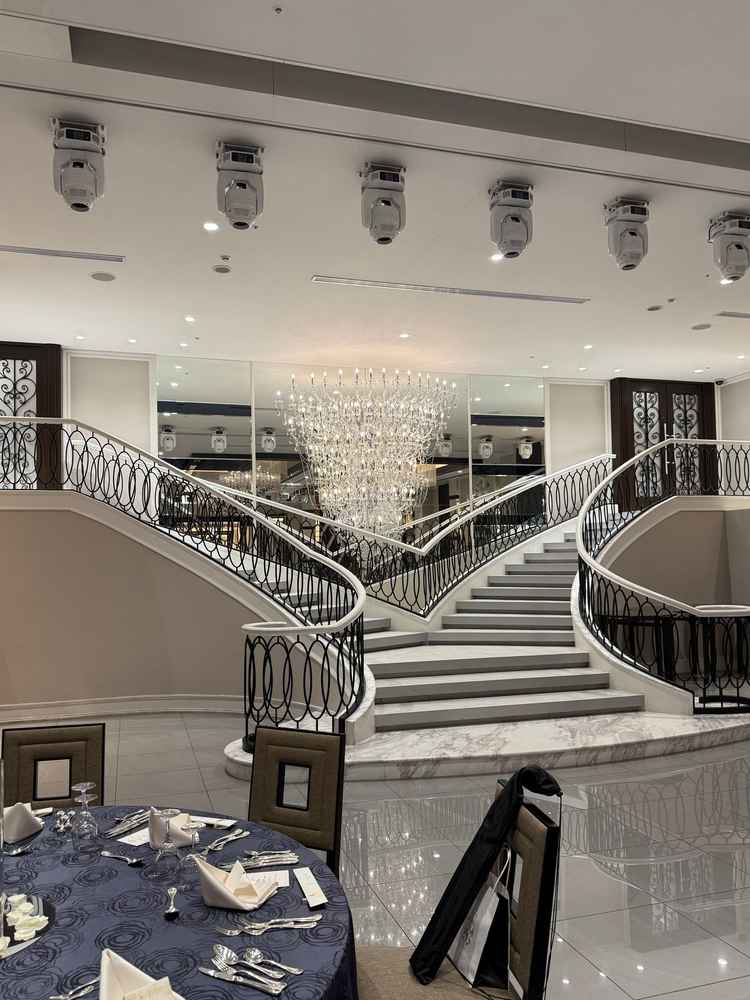 披露宴会場コンコード：大きな階段とシャンデリアが魅力的でラグジュアリーな印象、広さも十分でした。