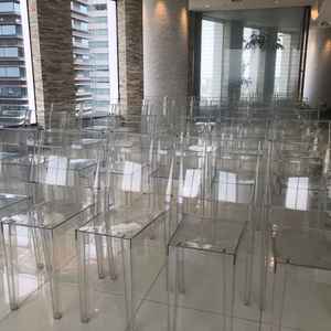 チャペルの椅子。透明で圧迫感がなく、移動ができるので人数によって配置の調整が可能