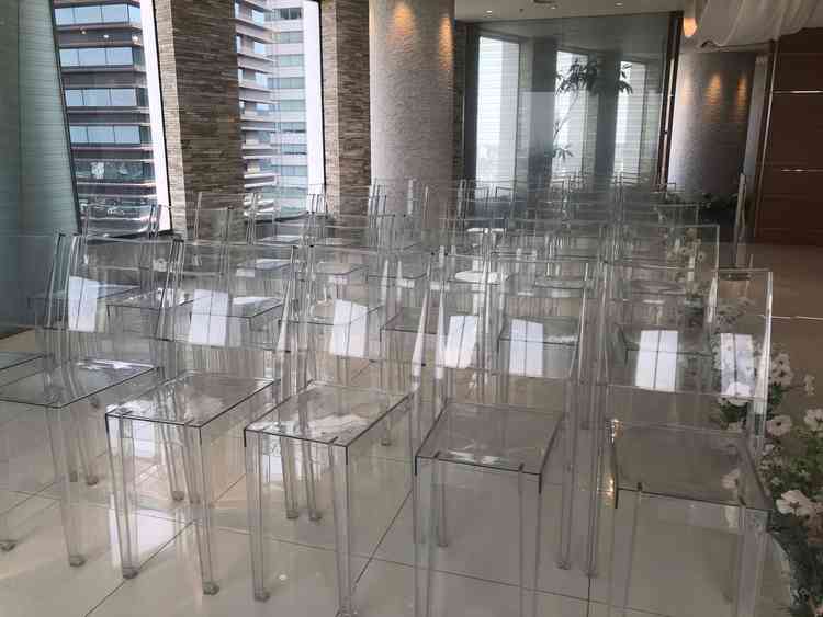 チャペルの椅子。透明で圧迫感がなく、移動ができるので人数によって配置の調整が可能