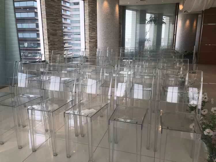 チャペルの椅子。透明で圧迫感がなく、移動ができるので人数によって配置の調整が可能