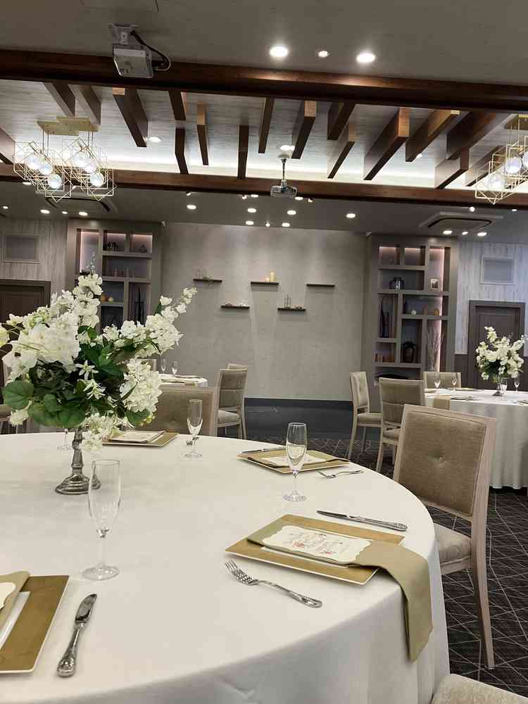 広々とした披露宴会場。清潔感がある