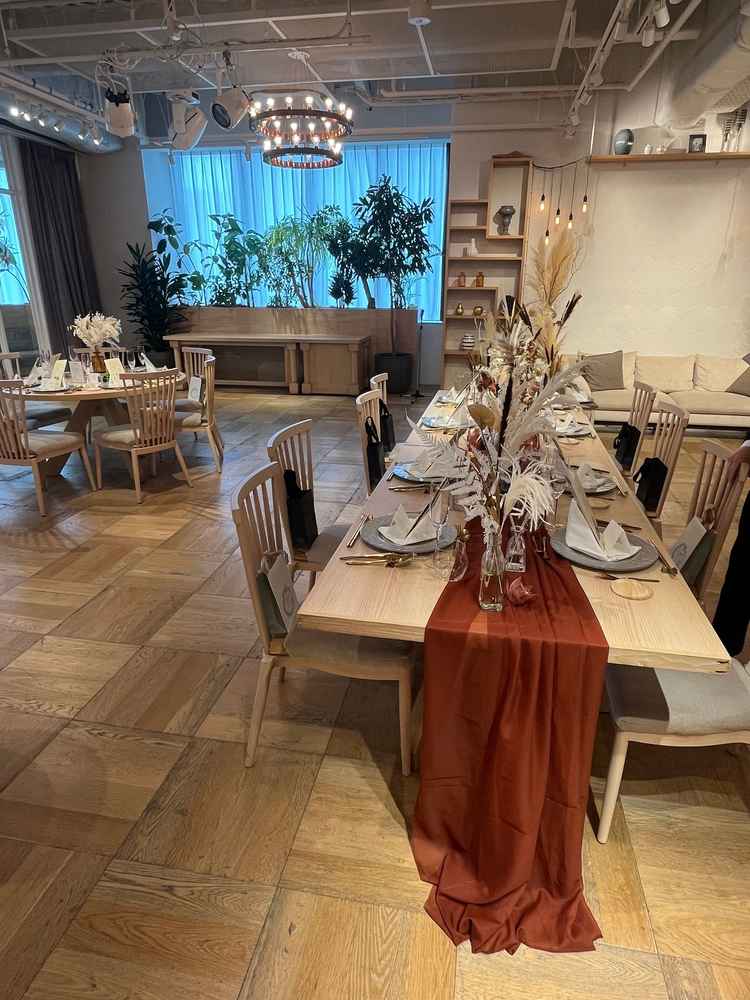 披露宴会場の一つで、白と木の調和が本当に素敵でした。天井の白も綺麗でした。