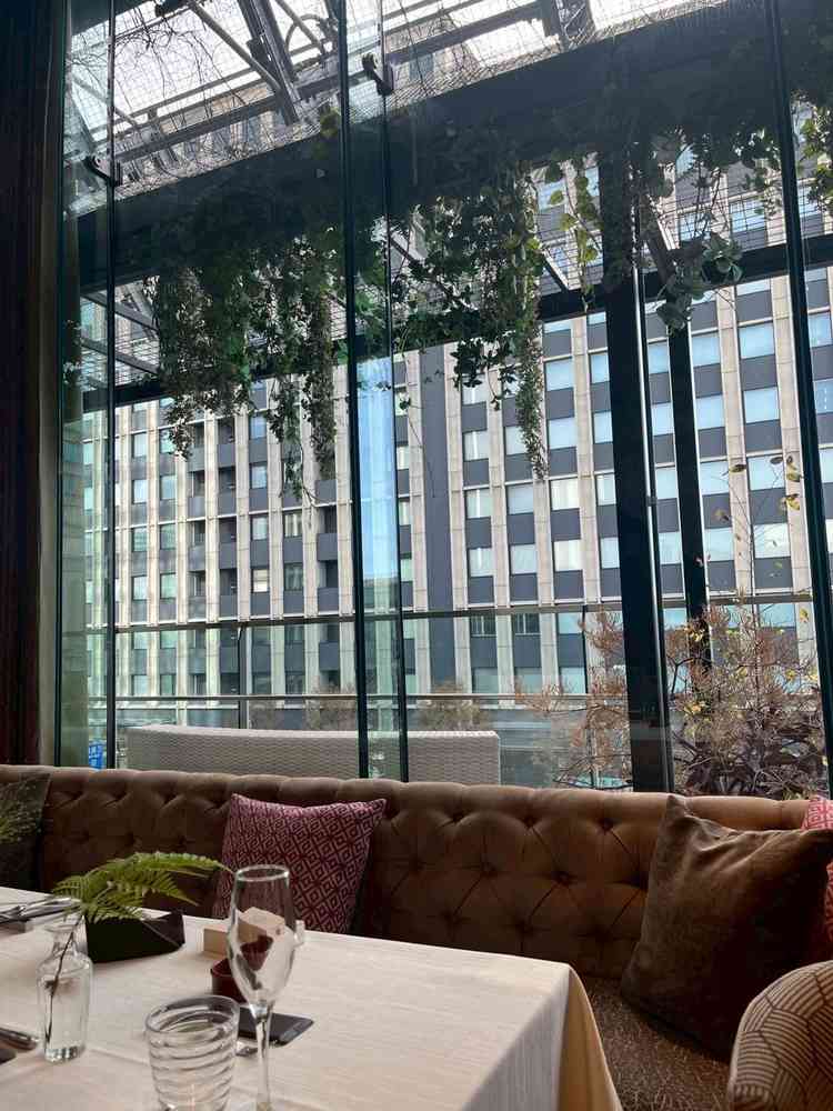 披露宴会場横のテラス。テラスの出入りは自由にできる。