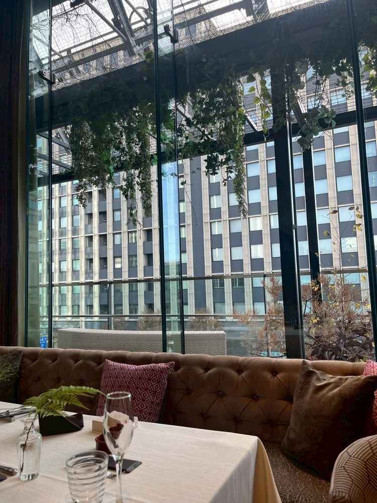 披露宴会場横のテラス。テラスの出入りは自由にできる。