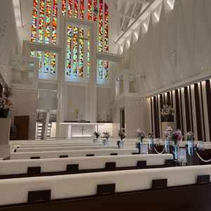 チャペル1。落ち着いた雰囲気で、一番後列の端の席に座ってみたが、ちゃんと新郎新婦の顔やドレスがみえる