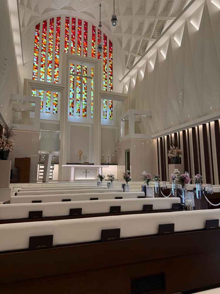 チャペル1。落ち着いた雰囲気で、一番後列の端の席に座ってみたが、ちゃんと新郎新婦の顔やドレスがみえる