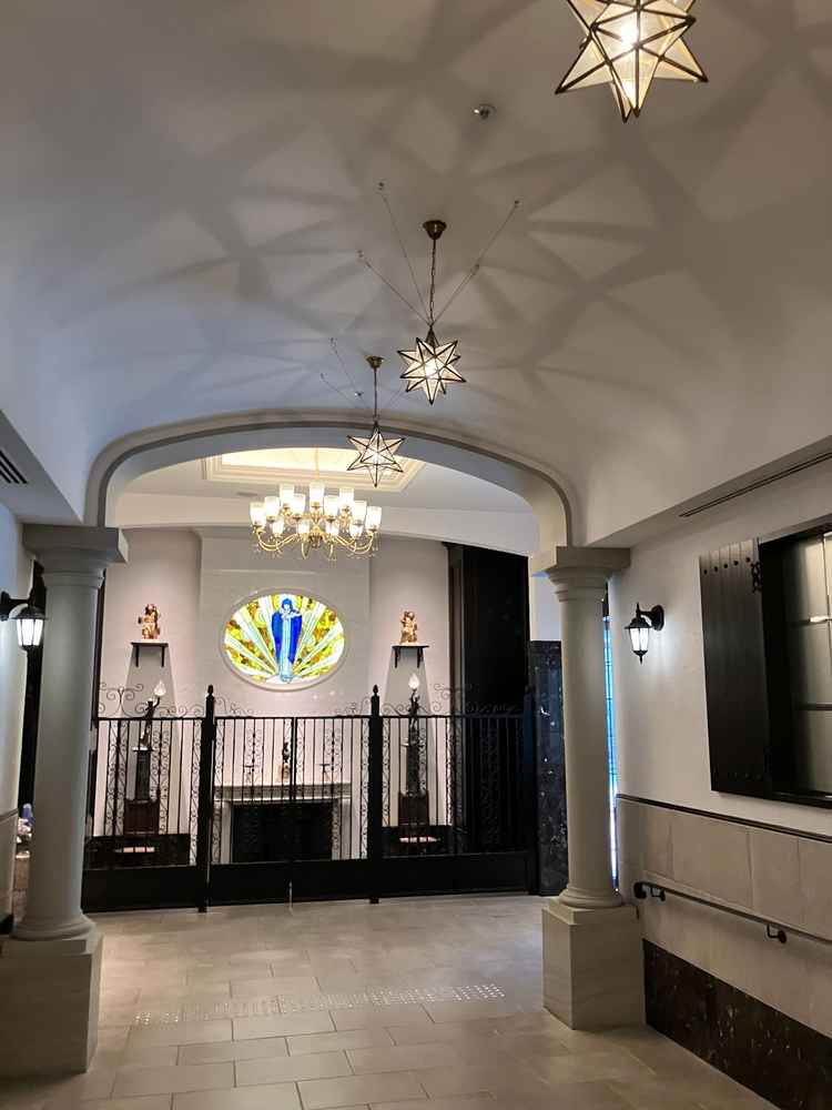 よくホームページで見たフォトスポットで、実際に見るとステンドグラスが綺麗でした