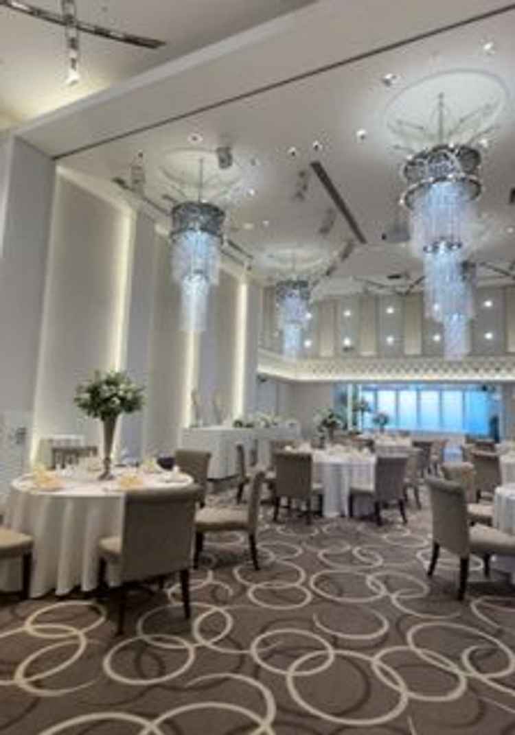 白を基調とした落ち着く雰囲気だが、華やかさもありよかったです