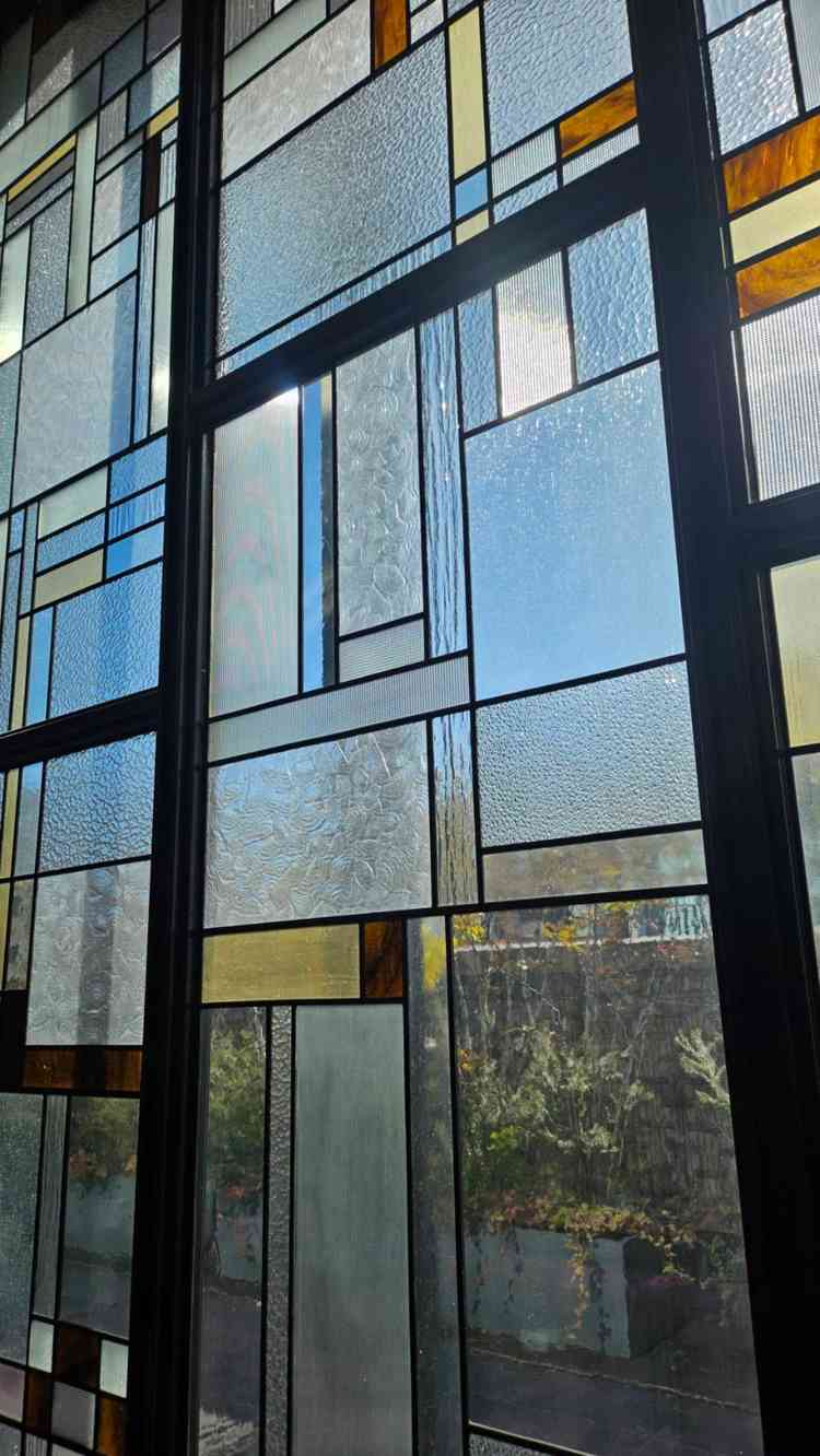 チャペルのステンドグラスは下側は透明ガラスで上側はすりガラスになっているそうです。