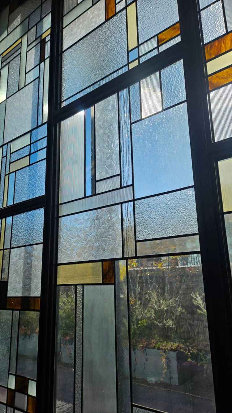 チャペルのステンドグラスは下側は透明ガラスで上側はすりガラスになっているそうです。