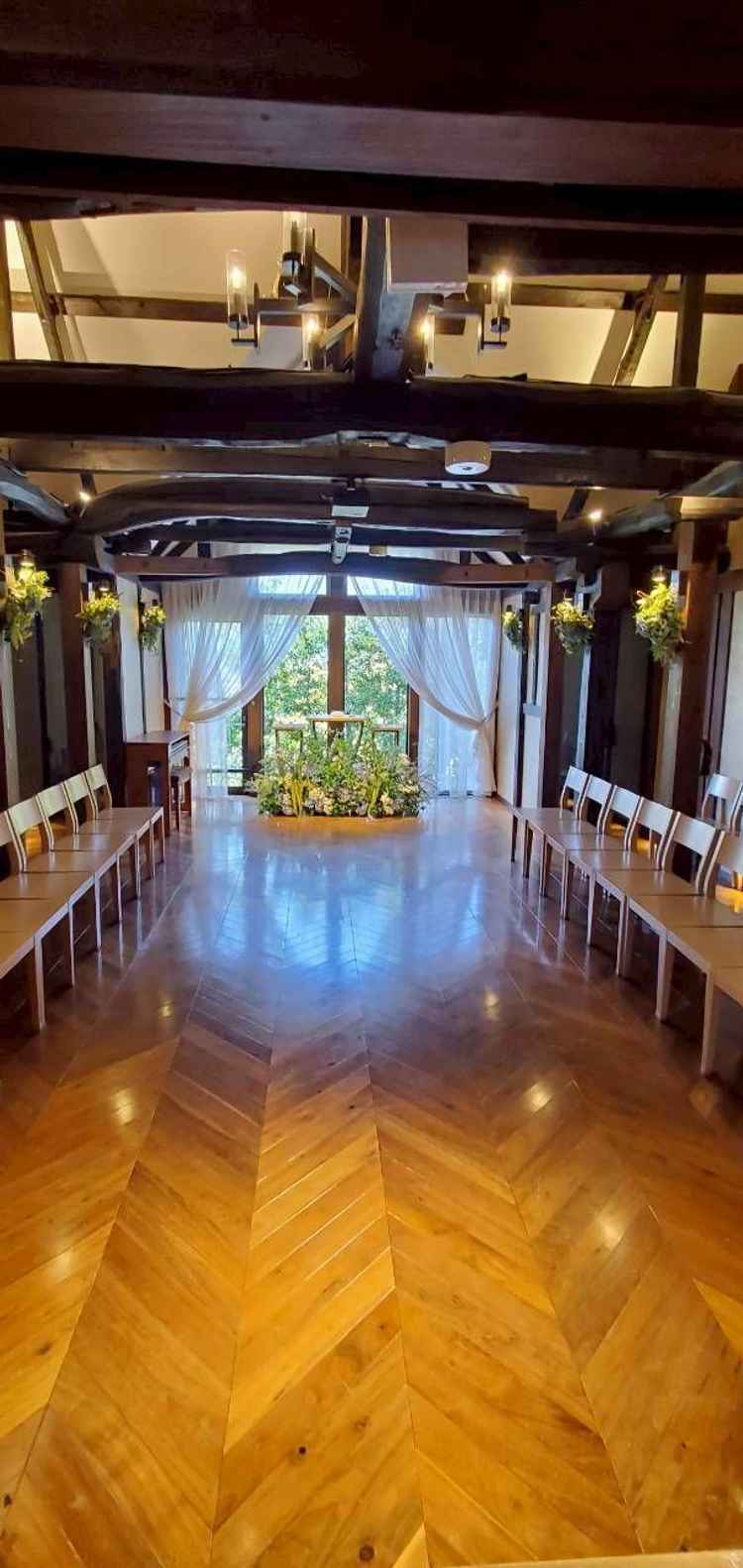 チャペルの写真。太陽の光と木のぬくもりが感じられ、緑豊かで素敵でした。