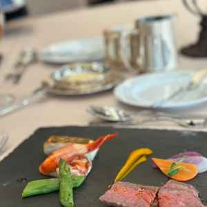 メインの肉・魚料理の試食が出来た。試食であったためか全体的に温かくはない料理だった。