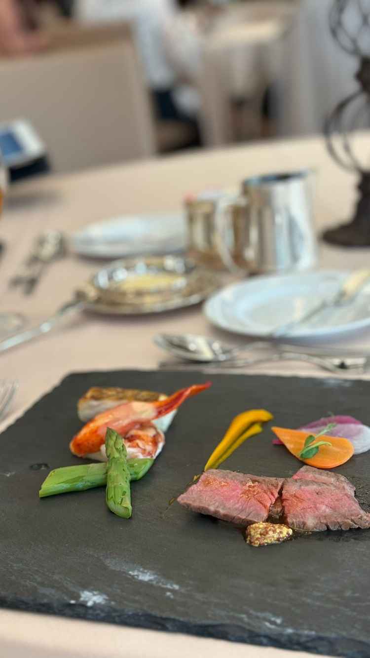 メインの肉・魚料理の試食が出来た。試食であったためか全体的に温かくはない料理だった。