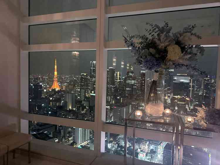 チャペルの一番前から東京タワーが見える